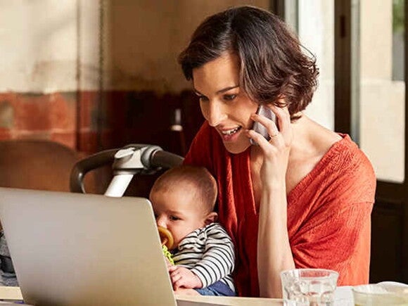 Mamá con su bebé mirando su laptop Mamá con su bebé mirando su laptop