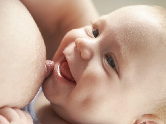 Los nutrientes y las calorías de la leche materna cambian para satisfacer las necesidades de tu bebé