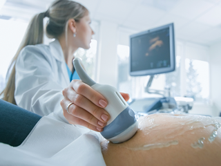 Una mujer embarazada se realiza un ultrasonido para control prenatal