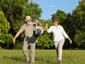 Conexión entre abuelos y nietos niño divirtiéndose con sus abuelos