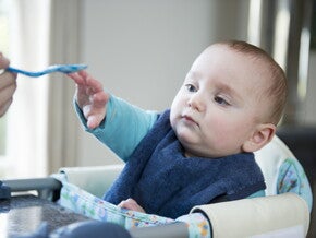 Las señales de satisfacción y hambre de tu bebé de 6 a 7 o de 8 a 12 meses de edad