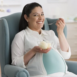 Mujer embarazada comiendo