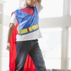 niño con traje de super heroe