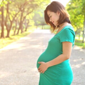 Embarazada sosteniendo su barriga