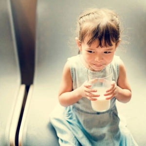 niña tomando leche 
