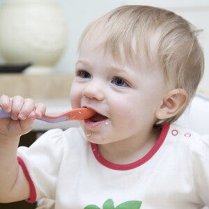 Conforme los niños comienzan a comer en la mesa familiar, ¿sus dietas empiezan a reflejar los patrones de dieta de los hermanos mayores y los adultos?