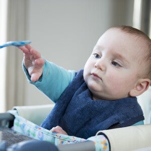Las señales de satisfacción y hambre de tu bebé de 6 a 7 o de 8 a 12 meses de edad