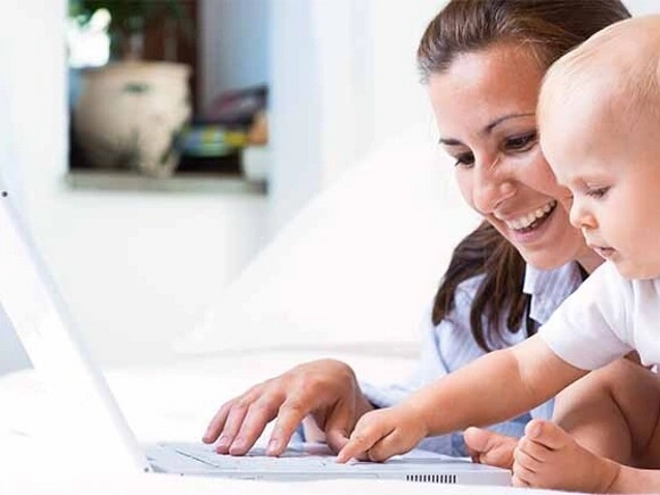 Equilibrio maternidad y trabajo madre trabajando con su hijo en brazos