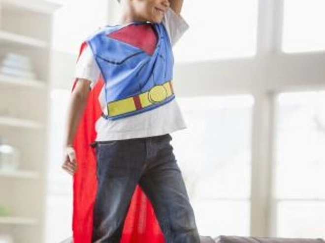 Que hacer en el Día del Niño niño con traje de super heroe