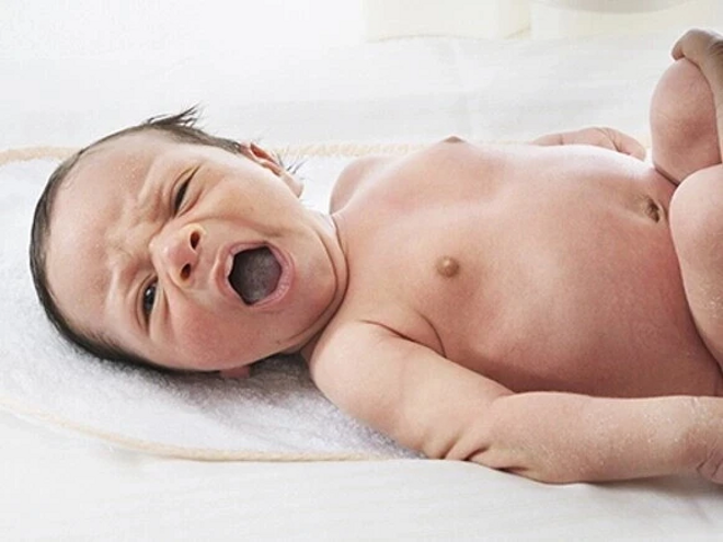 como bañar a un recién nacido bebe recién nacido tomando baño