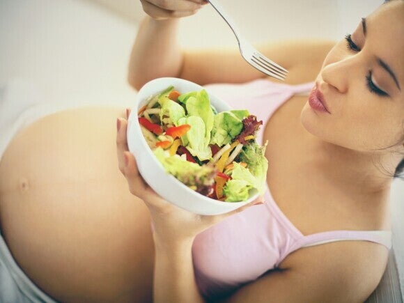 Embarazada alimentándose saludablemente
