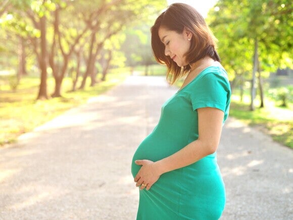 Embarazada sosteniendo su barriga