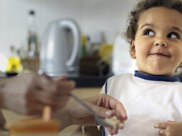 Las señales de satisfacción y hambre de tu niño(a) pequeño(a)