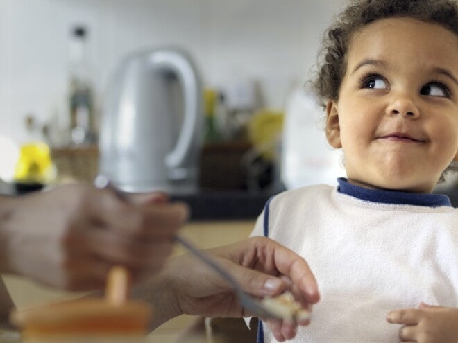 Cómo complacer a un niño melindroso para comer