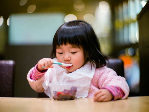 ¿Muchos niños en edad de aprender a caminar son “neofóbicos”, en otras palabras, les temen a los alimentos nuevos y prefieren consumir alimentos a los que están acostumbrados?
