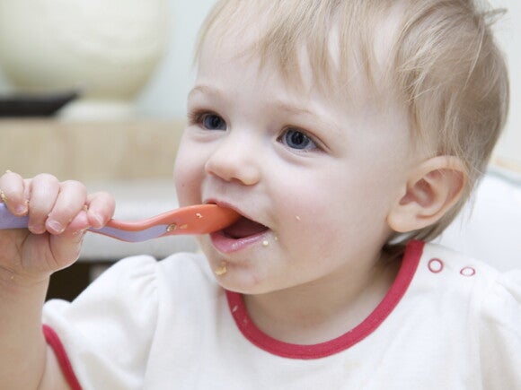Conforme los niños comienzan a comer en la mesa familiar, ¿sus dietas empiezan a reflejar los patrones de dieta de los hermanos mayores y los adultos?