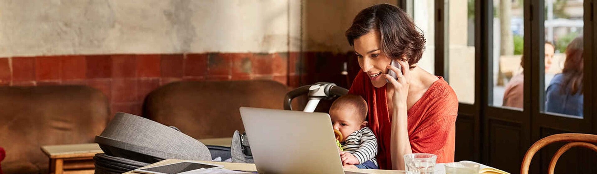 Mamá con su bebé mirando su laptop Mamá con su bebé mirando su laptop