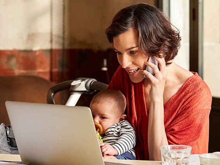 Mamá con su bebé mirando su laptop Mamá con su bebé mirando su laptop